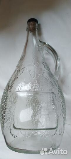 Бутылки стеклянные и металлическая ваза