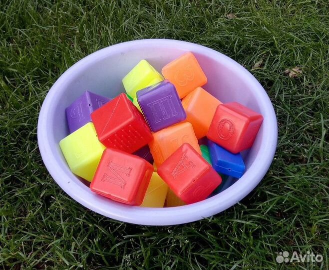 Кубики, шары и игрушки для игр на воде