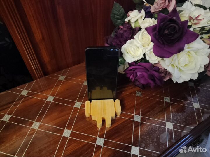 Подставка для телефона из дерева в виде андроида
