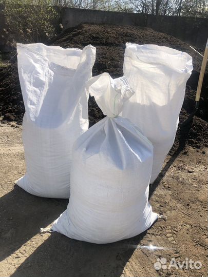 Земля, земля в мешках. Конский навоз