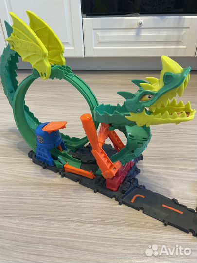 Огневой бой с драконом Hot Wheels