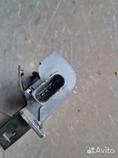 Замок крышки багажника на Cadillac bls