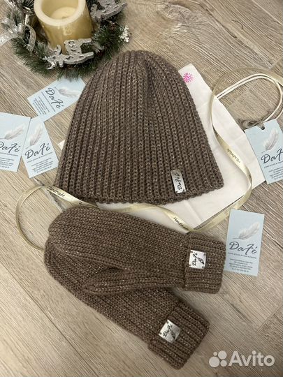 Вязаный комплект Шапка и Варежки