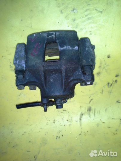 Суппорт передний левый на toyota OPA ZCT15 1ZZ-FE