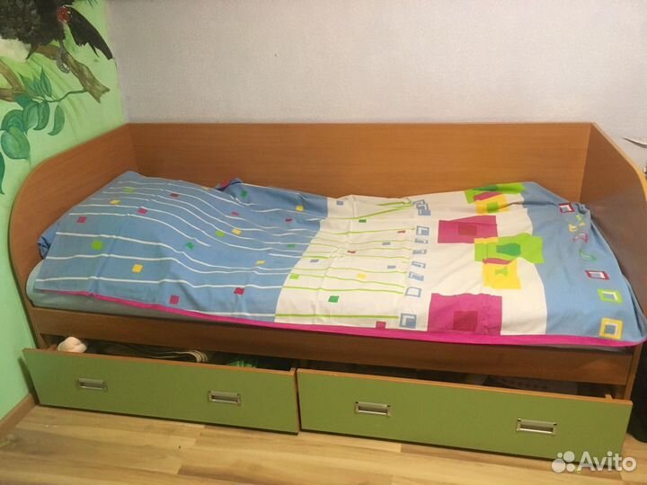 Кровать и письменный стол