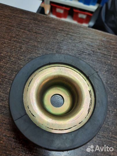 Чашки на стойки передние