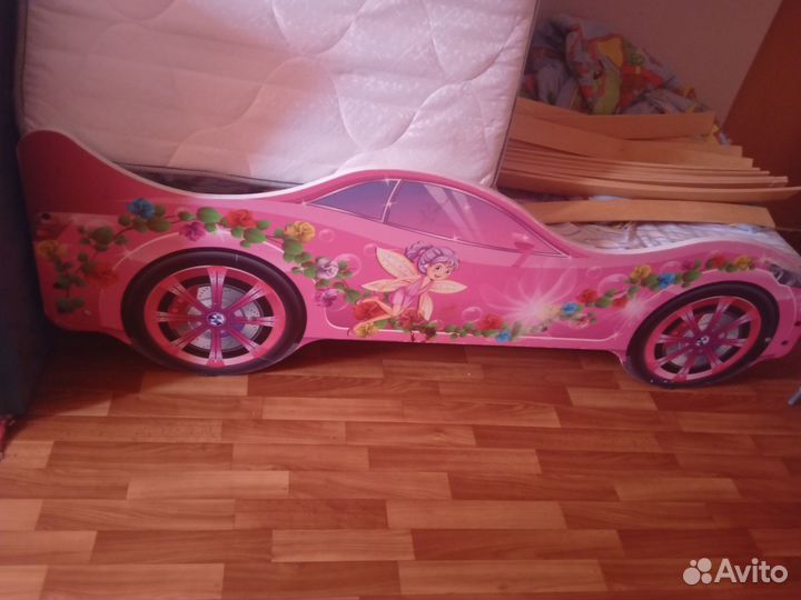 Стол письменный,шкаф и две кровати с матрасами