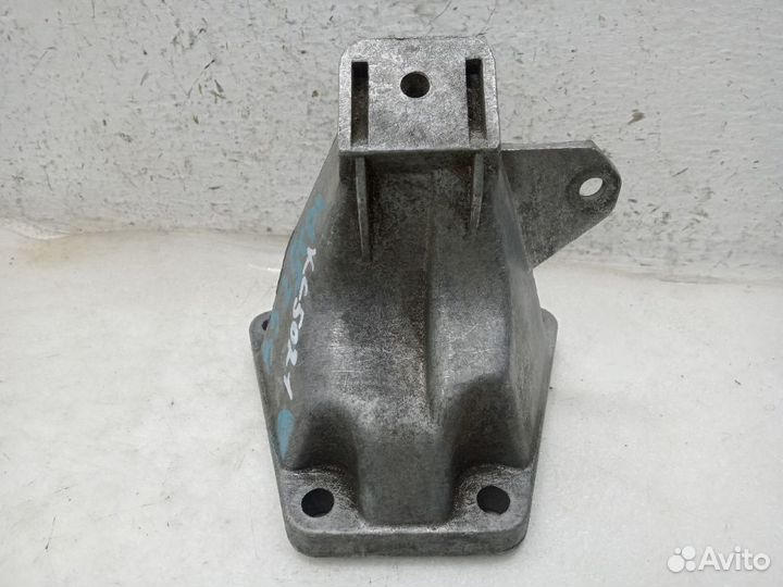 Кронштейн двигателя volkswagen passat B5+ Правый