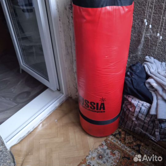 Спортивная экипировка. Боксёрская груша