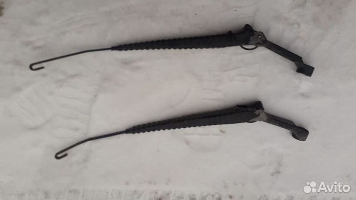 Поводок стеклоочистителя левый правый ваз 2110