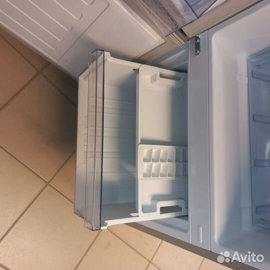 Холодильник с морозильной камерой. Доставка