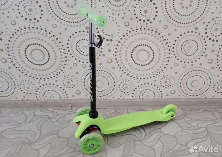 Самокат трехколесный (новый)