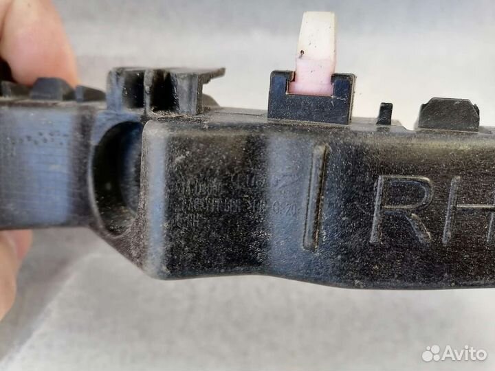 Кронштейн правый переднего бампера Kia Optima 4