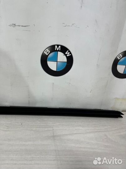 Уплотнитель стекла двери задний левый Bmw X5