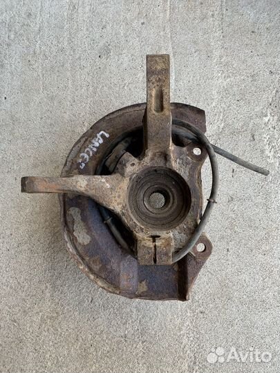 Поворотный кулак левый Mitsubishi Lancer 9