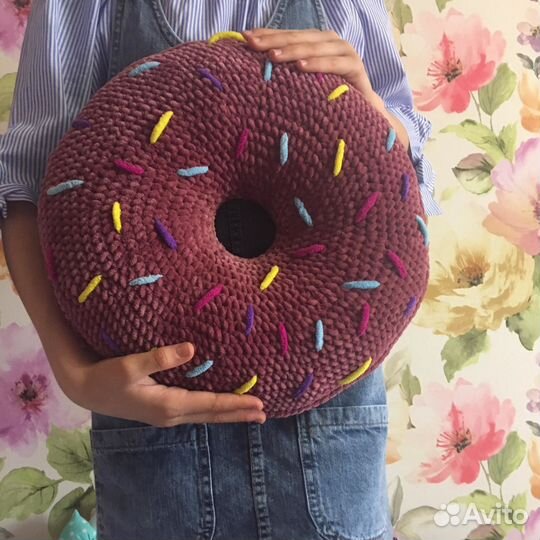 Вязанный пончик-подушка