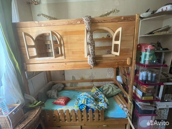 Двухъярусная кровать домик