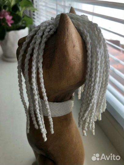 Интерьерная деревянная кошка с косичками