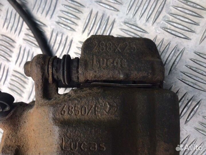 Суппорт передний правый Mercedes-Benz C-Class W203