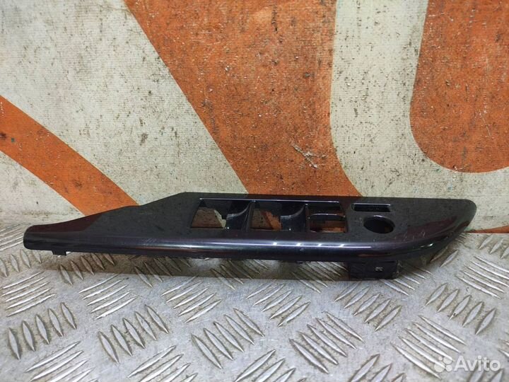 Накладка обшивки двери передняя левая Toyota Hilux