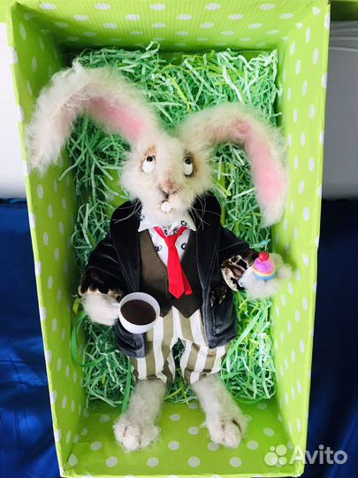 Пушистый вязаный заяц - интерьерная игрушка