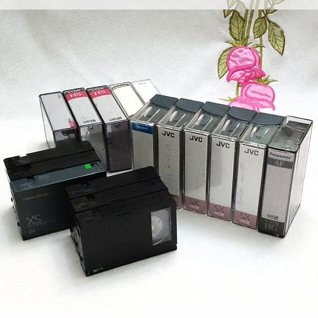 На доставке Кассеты VHS - C