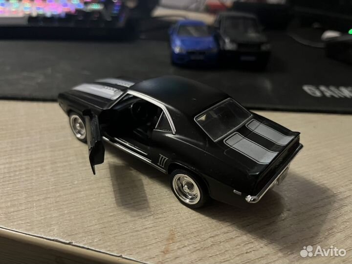 Железные игрушечные машины