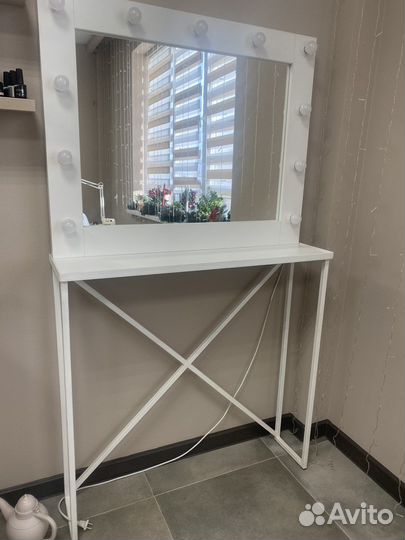 Зеркало с подставкой для визажиста