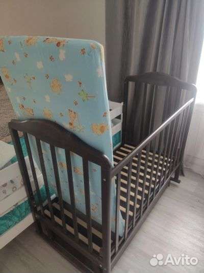 Детская кроватка с маятником и матрасом