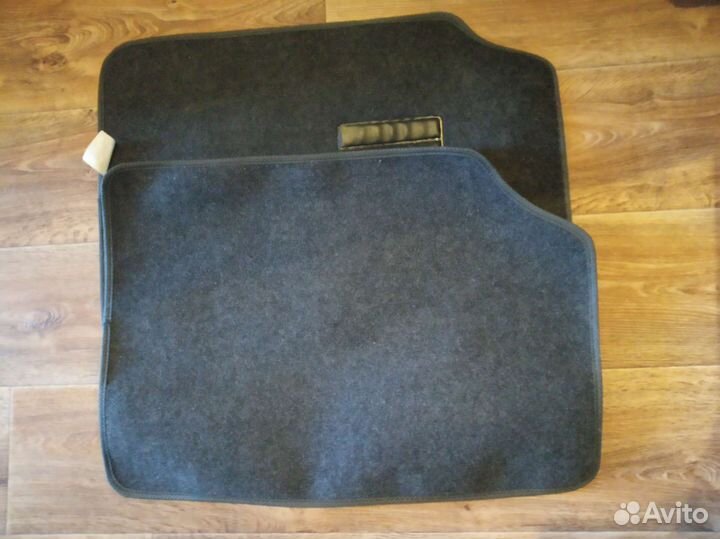 Передние коврики на Nissan march