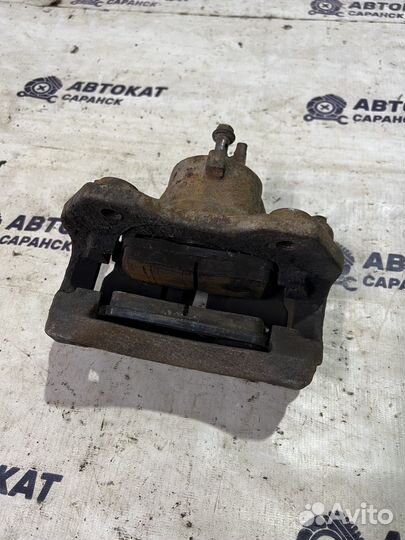 Суппорт передний левый Nissan Primera P11