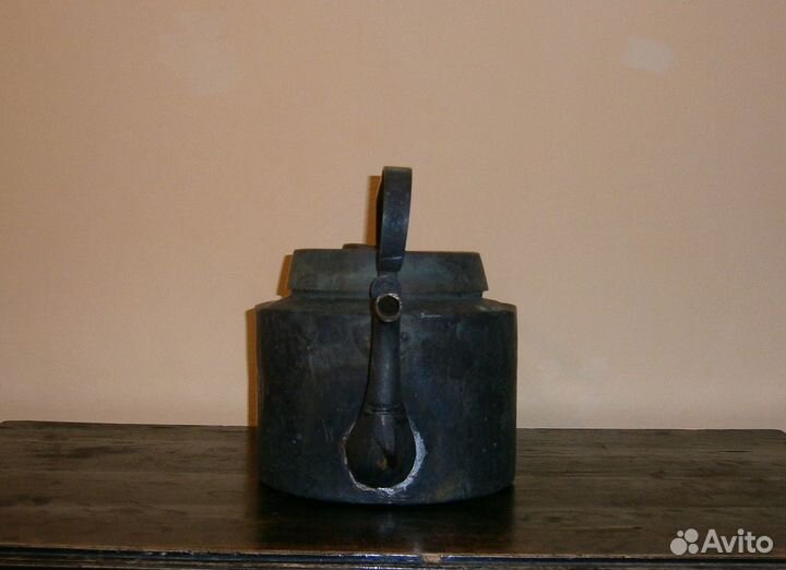 Старинный большой медный чайник