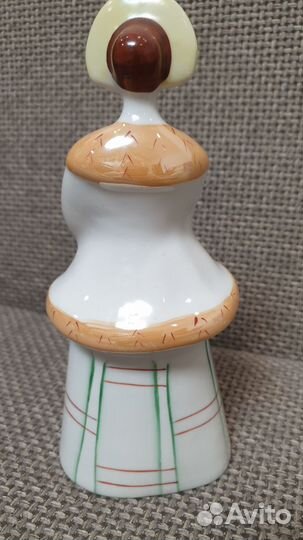 Фарфоровая статуэтка Барышня в кокошнике