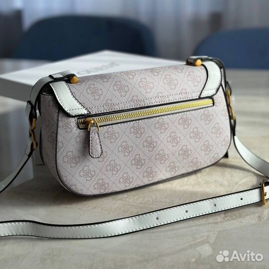 Яркая и модная сумка Guess для уверенных в себе женщин