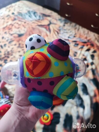 Игрушки погремушки в кроватку