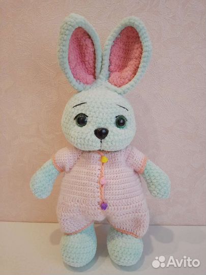 Вязаный зайчик в комбинезоне