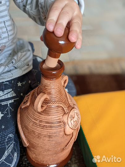 Глиняный кувшин и стопки