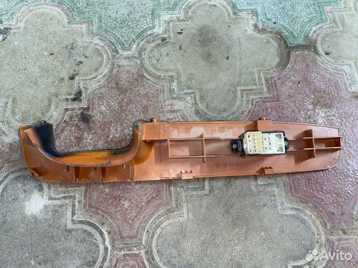 Кнопка стеклоподъемника передняя правая Hyundai