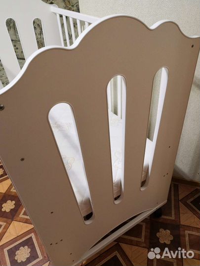 Детская кроватка с маятником и матрасиком