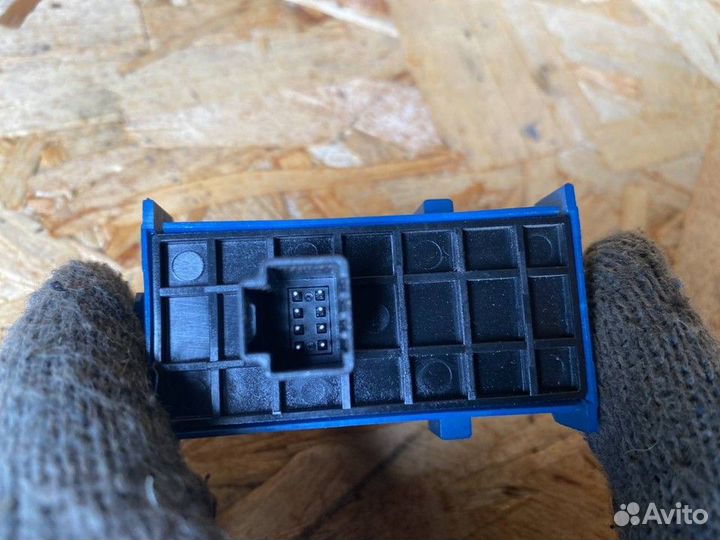 Кнопка стеклоподъемника Toyota Avensis