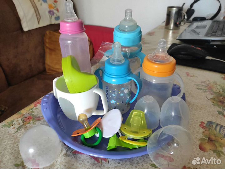 Сушилка, бутылочки с сосками и бутылочка с ложкой