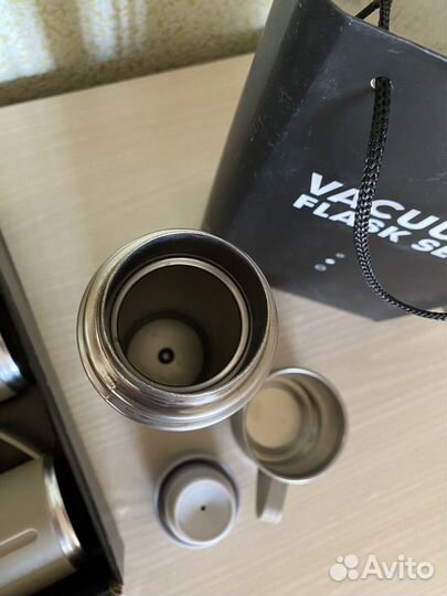 Термос с тремя кружками