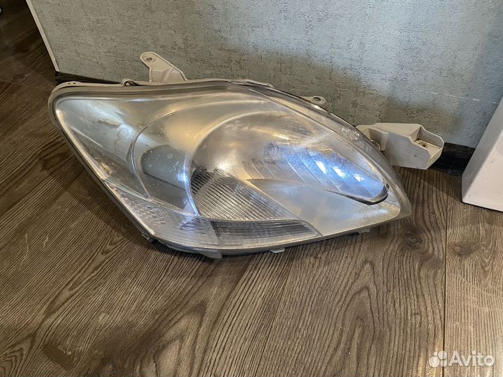 Toyota belta фара правая оригинальная