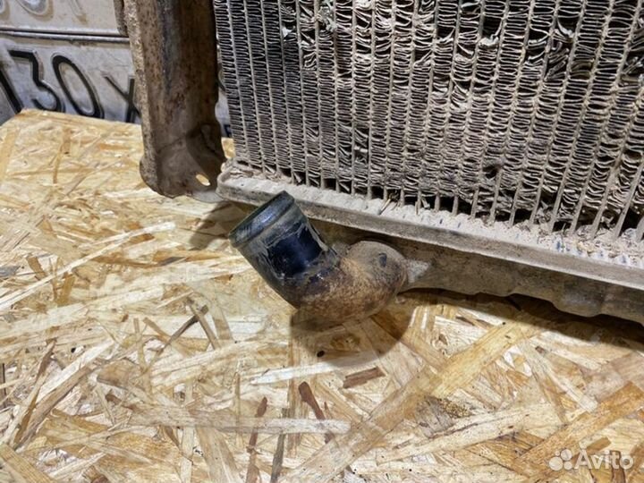 Радиатор охлаждения Mitsubishi Pajero 3D 1989