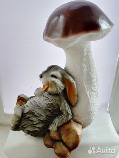 Садовая фигура Веселый зайчик у гриба