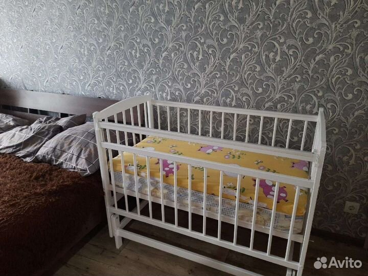 Детская кроватка с маятником