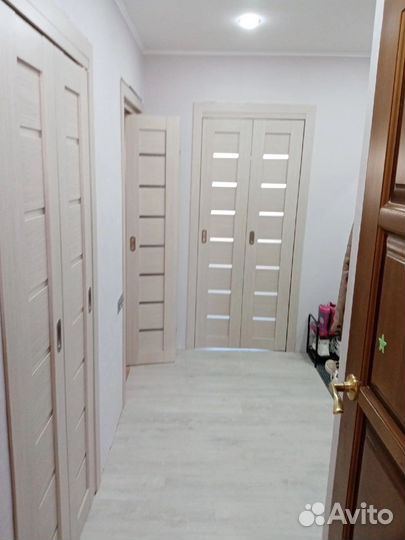 Белые новые межкомнатные двери с монтажем