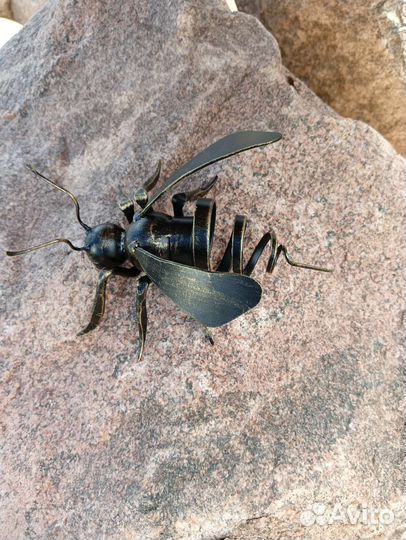 Садовая фигурка пчела