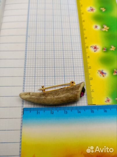 Винтажная брошь рог