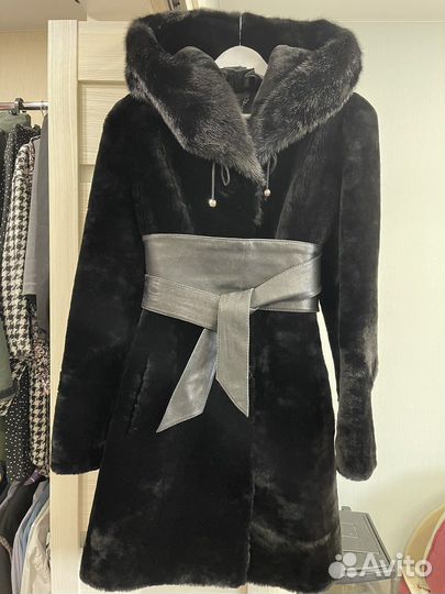 Шуба мутоновая с капюшоном из норки
